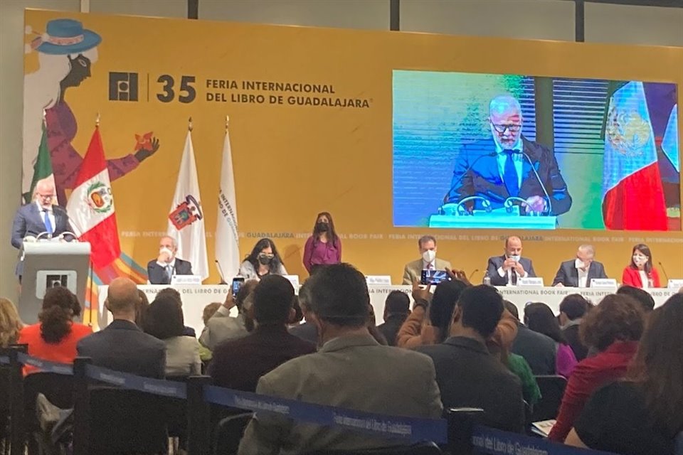En su discurso durante la inauguración, Raúl Padilla afirmó que la FIL es un espacio para voces que repudian el pensamiento único.