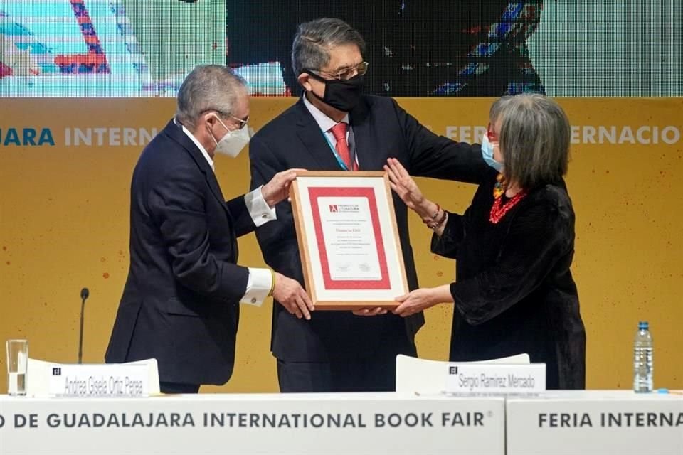 autora chilena recibió el Premio FIL de Literatura 2021 de manos del Secretario General de Gobierno de Jalisco, Enrique Ibarra Pedroza, y el escritor nicaragüense Sergio Ramírez.