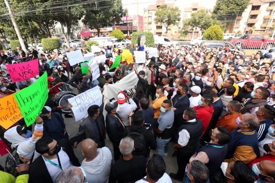 Mientras unos mostraron su apoyo a la FIL y UdeG, otros repudiaron a Raúl Padilla.