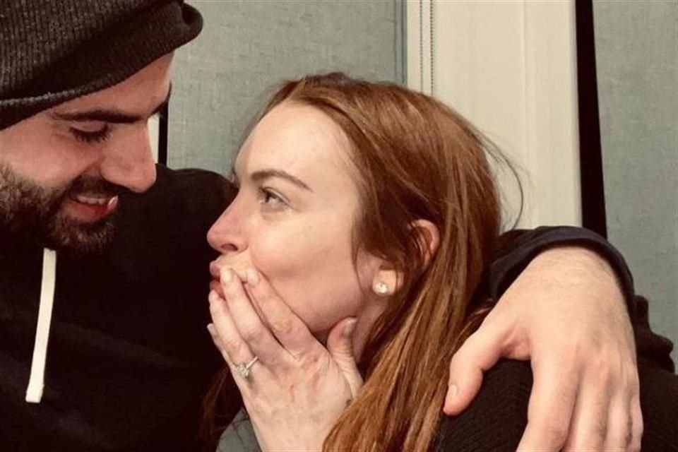 A través de redes sociales, Lindsay Lohan anunció que está comprometida con su novio Bader Shammas.