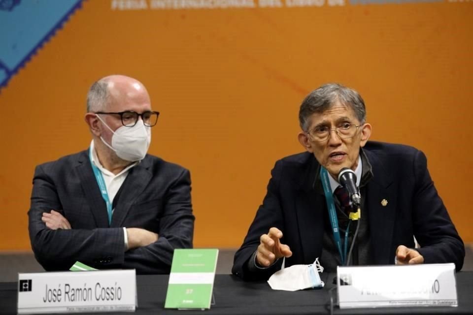 El biólogo mexicano Antonio Lazcano Araujo estuvo acompañado del ministro en retiro de la la Suprema Corte, José Ramón Cossío.