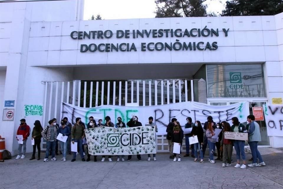 Manifestantes afuera del CIDE.
