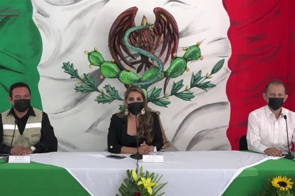 Evelyn Salgado, Gobernadora de Guerrero, violó ley al aparecer con bandera en que serpiente simula una 'S' y águila está en otra posición.