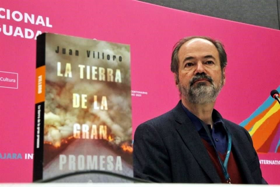 El escritor Juan Villoro presentó este lunes 'La tierra de la gran promesa' en el marco de la FIL de Guadalajara.