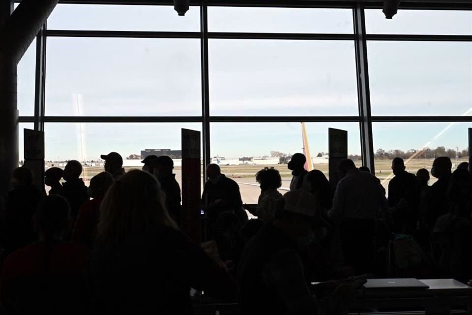 Viajeros hacen fila en el Aeropuerto Internacional Lambert de St. Louis, Misuri.