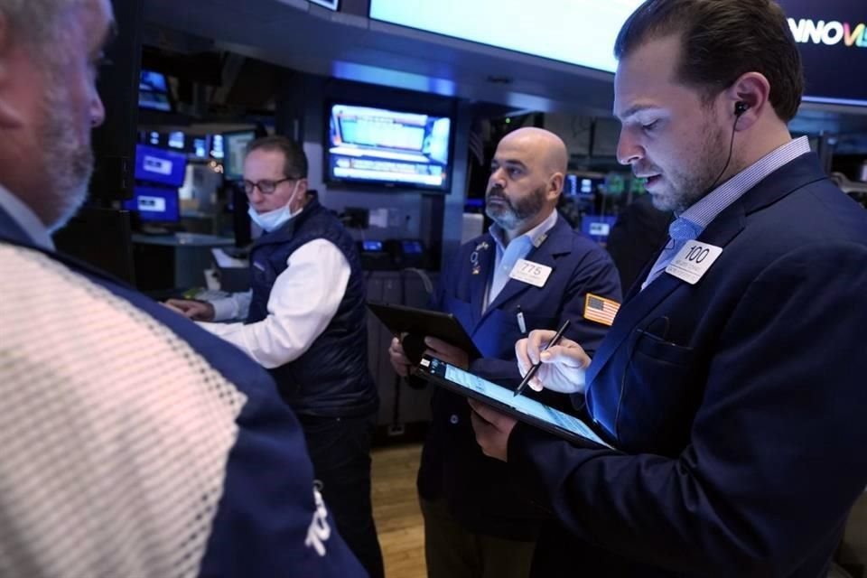 Al cierre del martes, el S&P 500 cayó 0.06 por ciento, a 4 mil 793.54 enteros, y el Nasdaq perdió 1.33 por ciento, a 15 mil 622.72 unidades, mientras que el Dow Jones subió 0.59 por ciento, a 36 mil 799.65 puntos.
