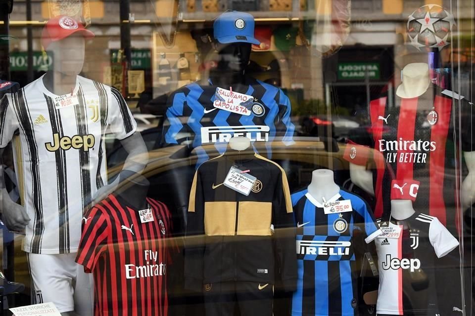 Jerseys de los equipos Juventus, Inter de Milán y AC Milán en una tienda en Milán, Italia.
