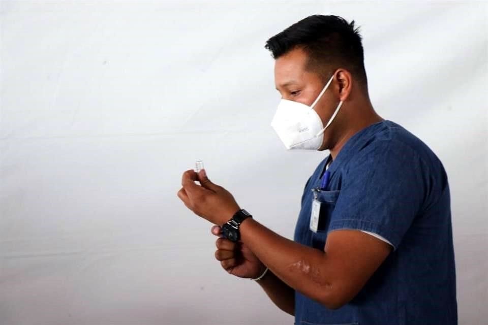 Maestros de escuelas públicas y privadas del Estado de México comenzarán a ser vacunados el miércoles contra Covid-19, con el biológico de CanSino, de una dosis.