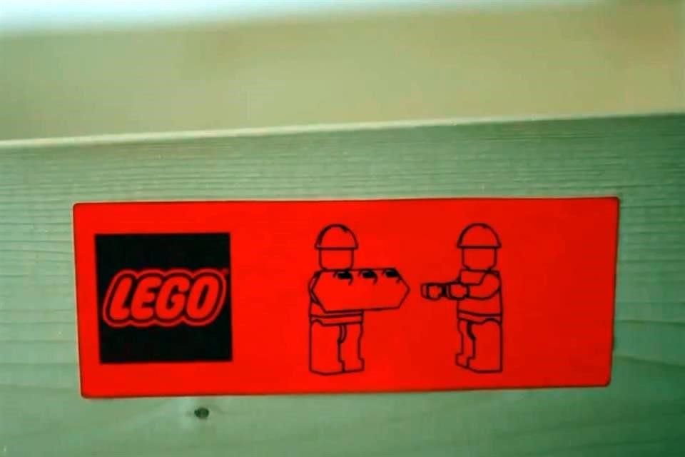 Lego fabrica casi 100 mil toneladas de ladrillos de plástico cada año.