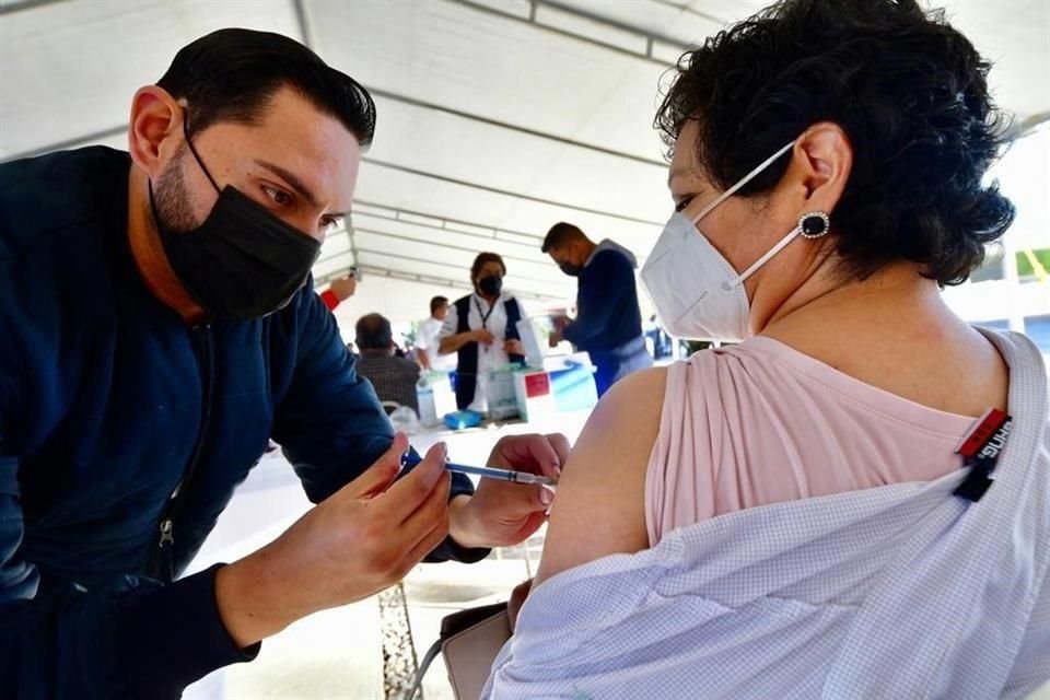 El Gobierno de Coahuila estima que en un periodo de cinco días queden vacunados 82 mil maestros.