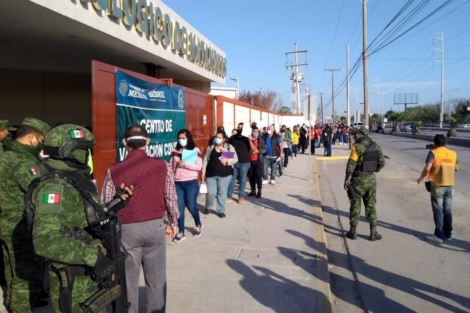 Militares resguardan el módulo de vacunación contra Covid en Matamoros donde hoy dio inicio la inmunización de maestros.