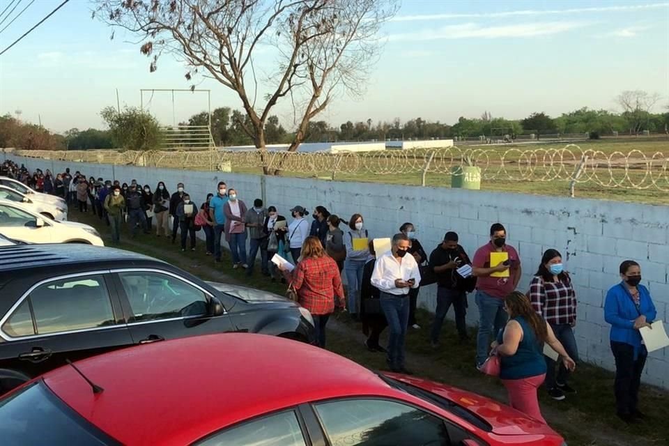 Maestros formaron largas filas afuera del Cuartel Militar de Reynosa para poder acceder a la vacuna contra el Covid-19.