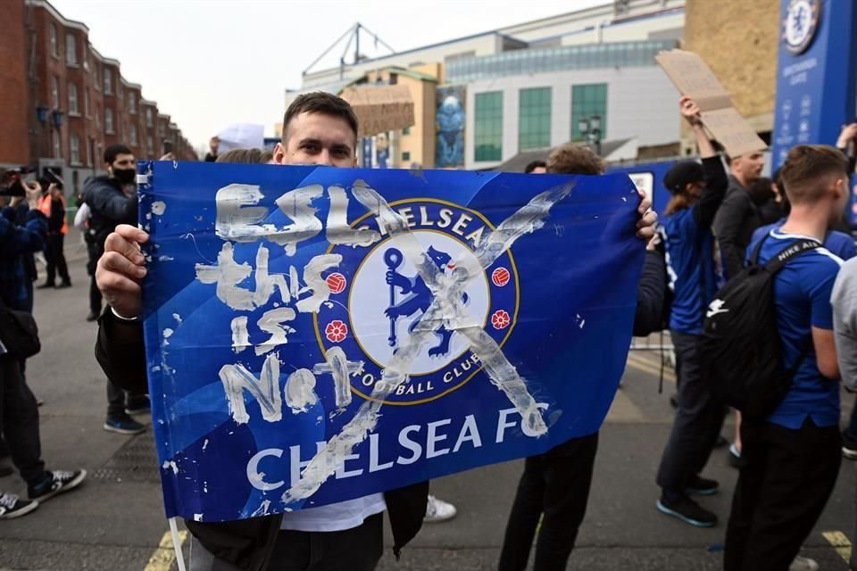 Aficionados del Chelsea se unieron este martes a las protestas contra la Superliga.