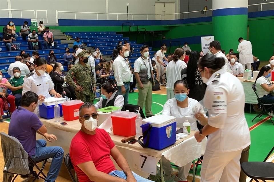 Maestros hicieron filas para recibir una dosis de la vacuna en uno de los centros de vacunación instalados en Xalapa, Veracruz.