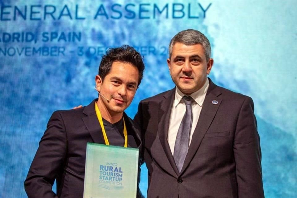 Javier Cárdenas Ibarra, CEO y Fundador de Rotamundos, recibió el galardón en la categoría 'Implementación de Nuevas Tecnologías'.