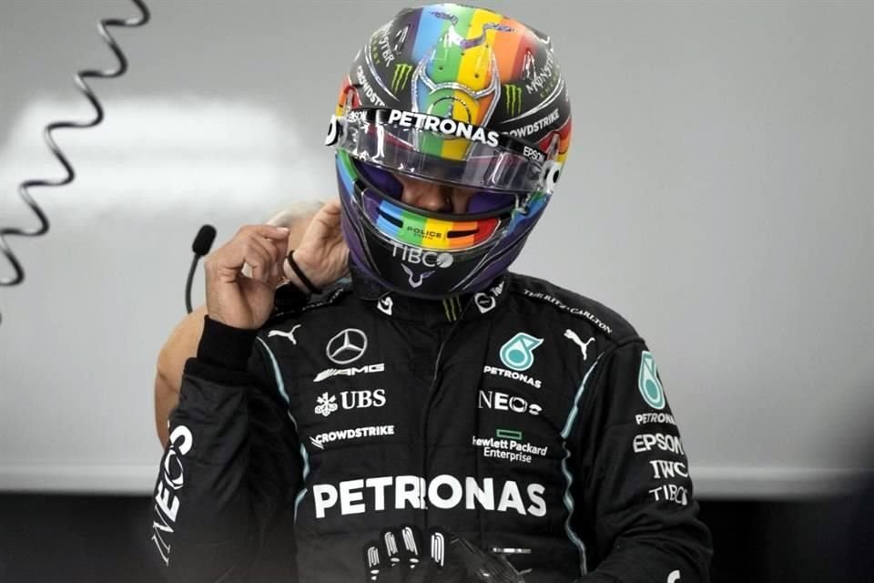 Hamilton usó el casco de arcoíris en las prácticas.