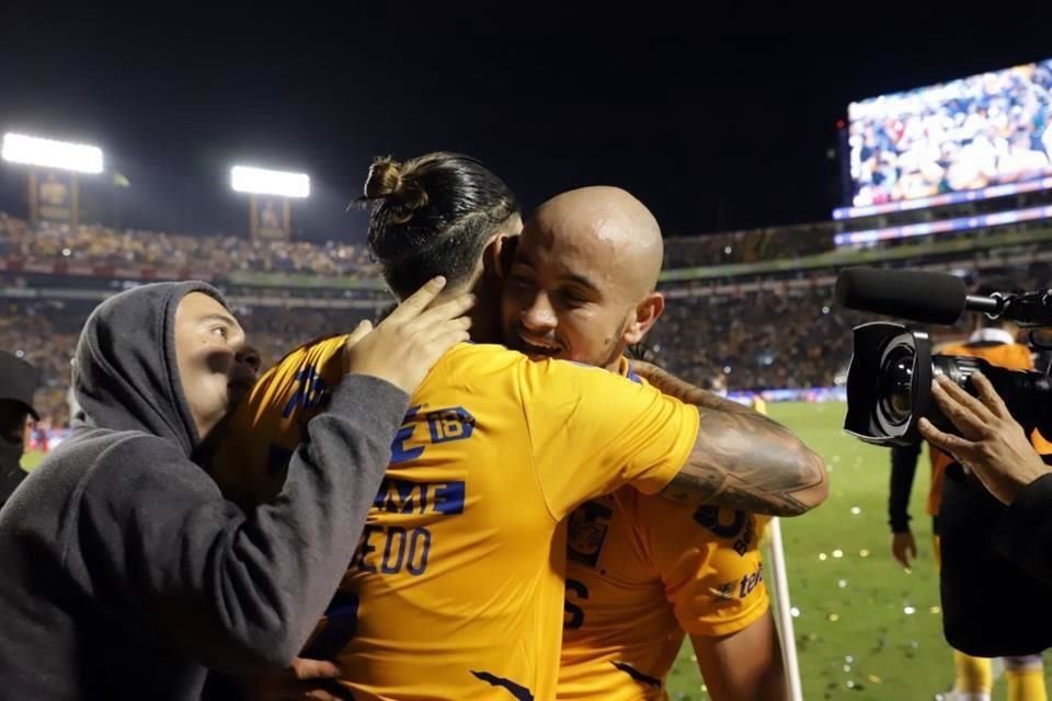 Un aficionado hasta celebró abrazando a los jugadores tras el gol con el que Tigres ganó de último momento el miércoles.