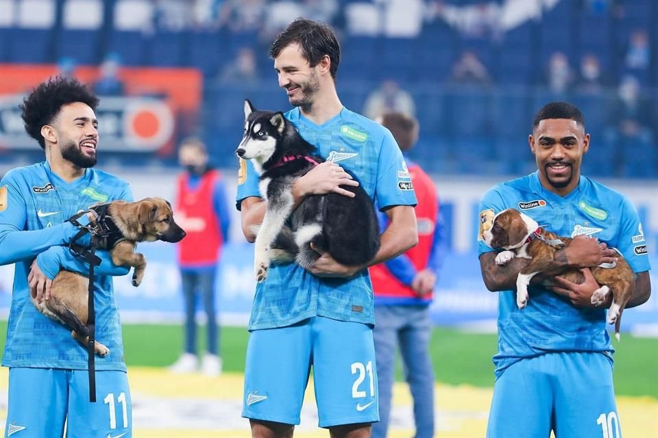 Los jugadores posaron con los perros antes de su partido.