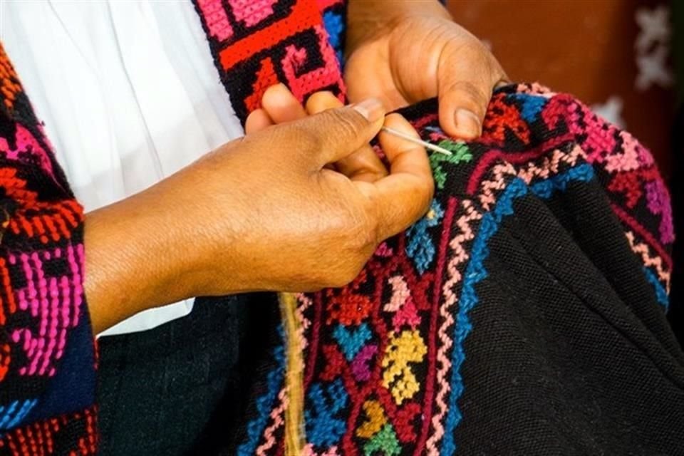 El colectivo Tamachij Chihuatl ofrece a tejedoras un trabajo y sustento.