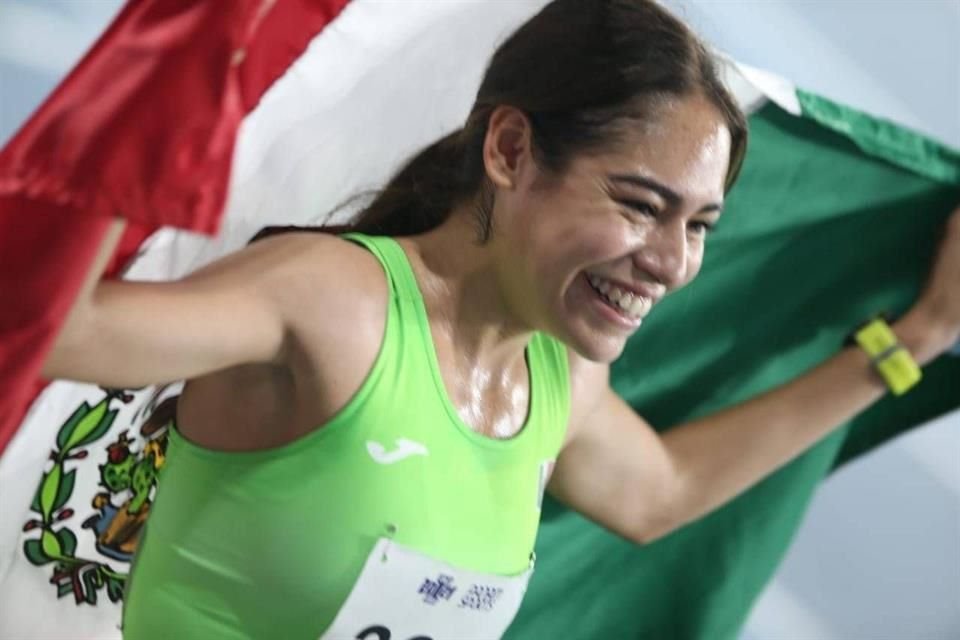 En total Anahí se colgó cuatro medallas: tres de oro y una de plata.