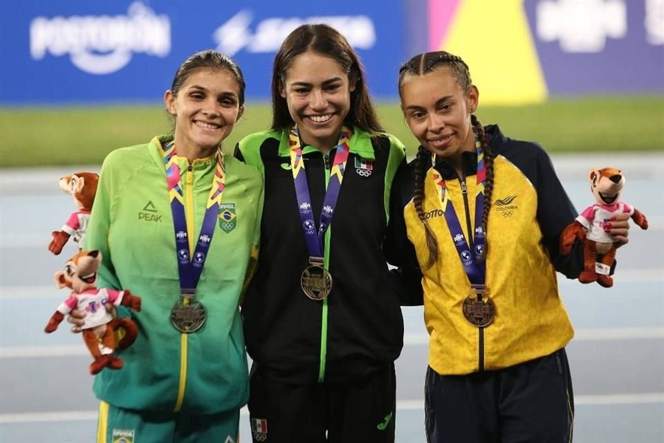 La mexicana (centro) es una de las atletas más destacadas en los Juegos Panamericanos Junior de Cali.