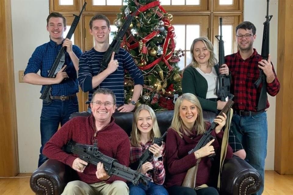 El legislador republicano Thomas Massie difundió una foto con su familia donde aparece con armas y pide a Santa que le 'traiga municiones'.