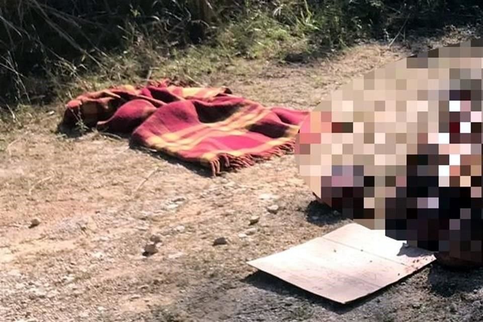 Los cadáveres de cuatro hombres acompañados de narco mensaje fueron localizados en un camino de terracería en Tamasopo, San Luis Potosí.