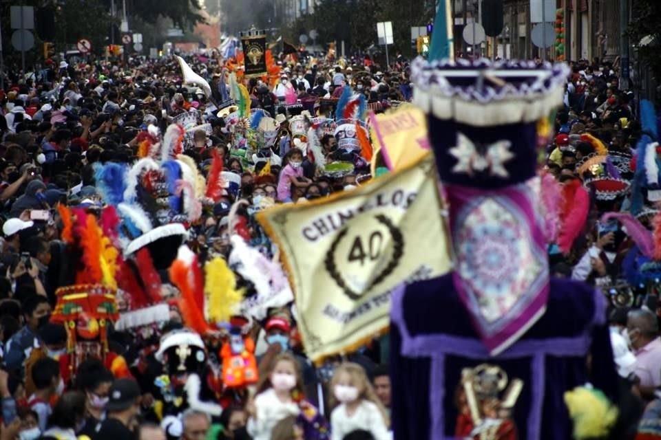 El Primer Gran Desfile de Huehuenches y Chinelos arrancó desde la plaza Tlaxcoaque hasta el Zócalo.
