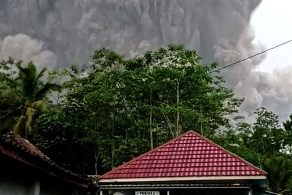 Al menos 13 víctimas fatales dejó la erupción del volcán Semeru en Indonesia, indicaron autoridades; 10 personas fueron rescatadas.
