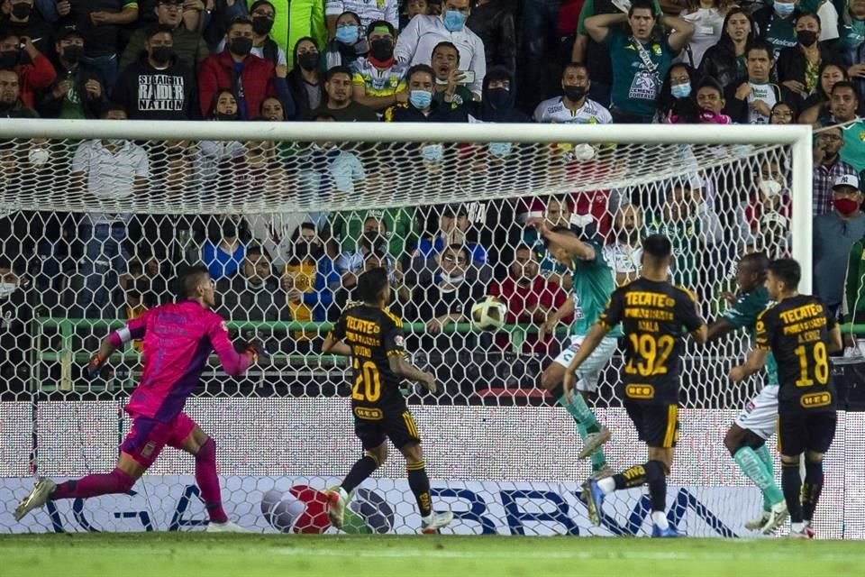 Este es el momento en el que Ángel Mena remata casi en la línea de gol para darle al León el pase a la Final.