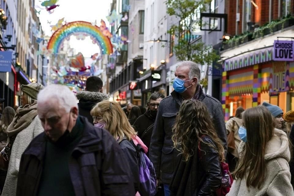 vista de las calles de Londres, con las personas usando cubrebocas para evitar el coronavirus.