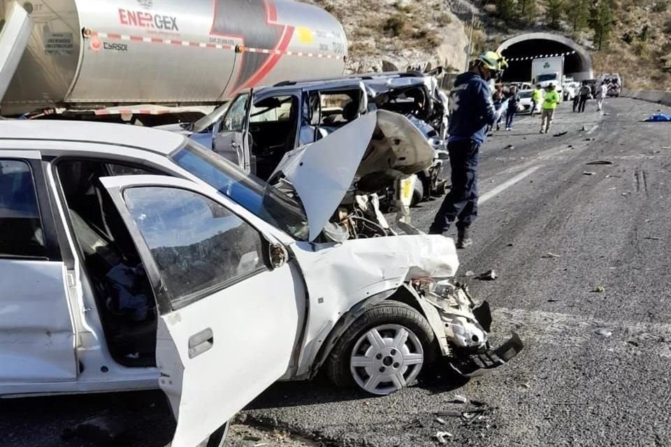Un tráiler sin frenos provocó la tarde del domingo 5 de diciembre, un accidente que involucró al menos 16 vehículos con saldo preliminar de cuatro personas fallecidas.