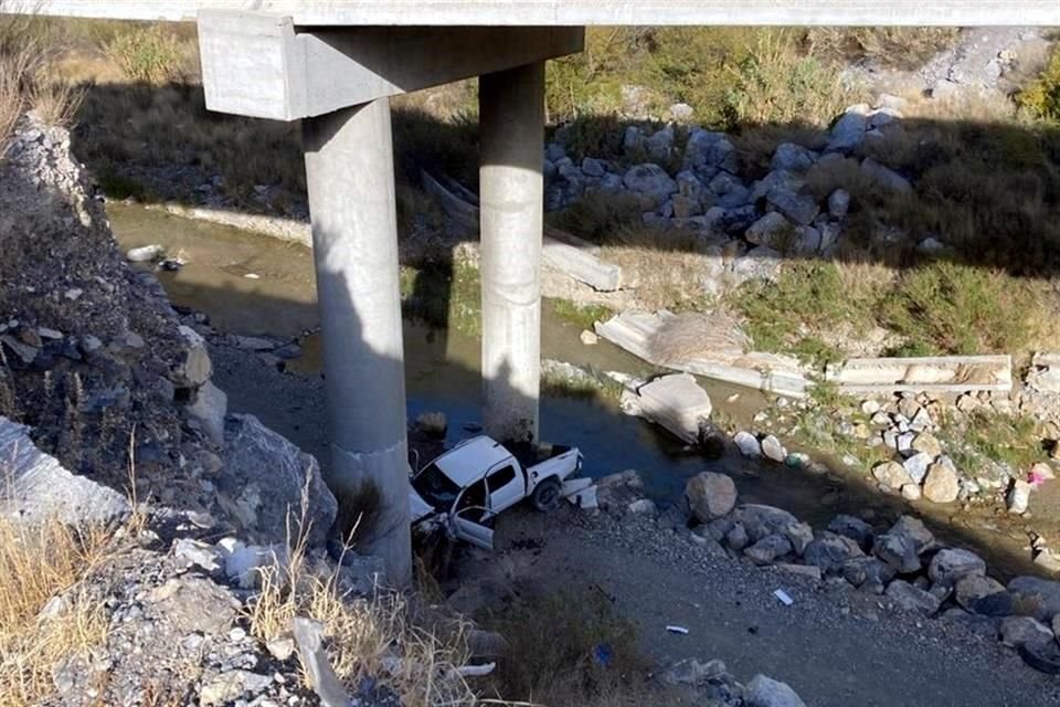 Una camioneta fue proyectada bajo el puente del kilómetro 230 de la Carretera 57 cuando un tráiler sin frenos impactó una fila de vehículos que circulaban lento por un accidente previo.