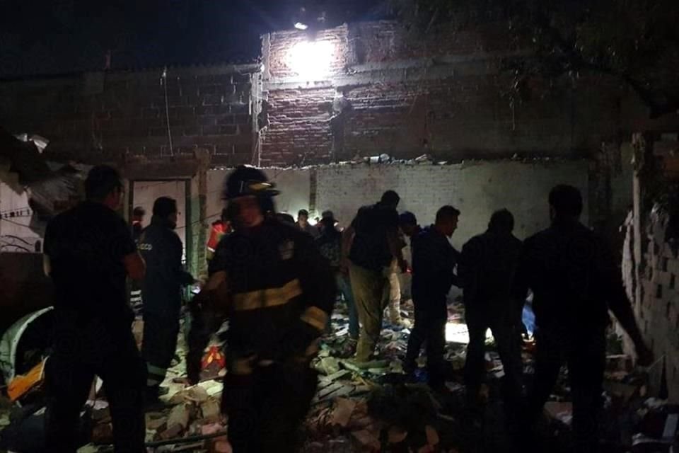 Autoridades de primeros auxilios acudieron a la bodega clandestina que explotó en el Municipio de Juan C. Bonilla, en Puebla.