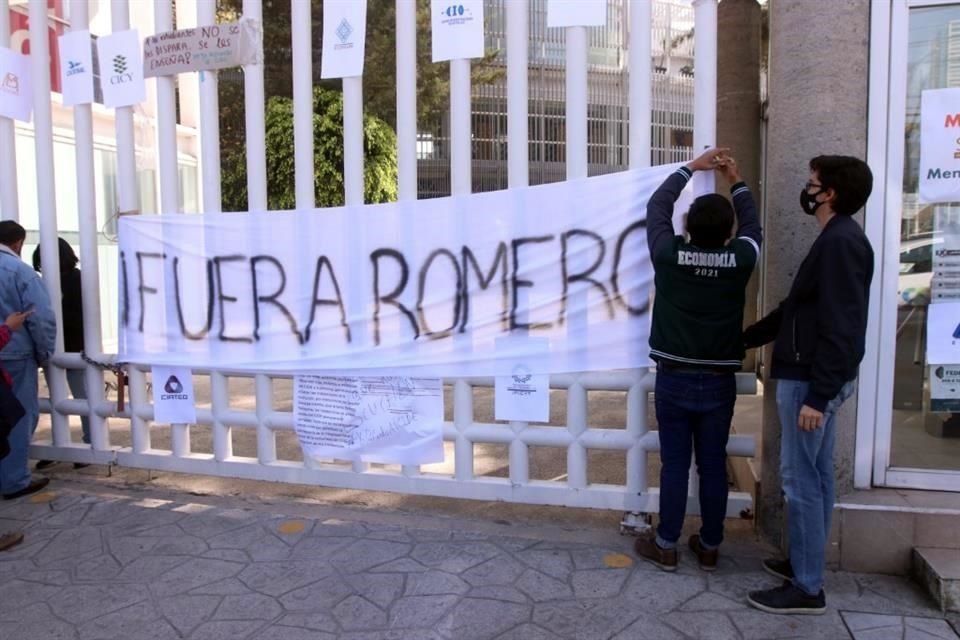 Alumnos del CIDE mantienen tomadas las instalaciones en protesta por la designación de José Antonio Romero Tellaeche como director de la institución.