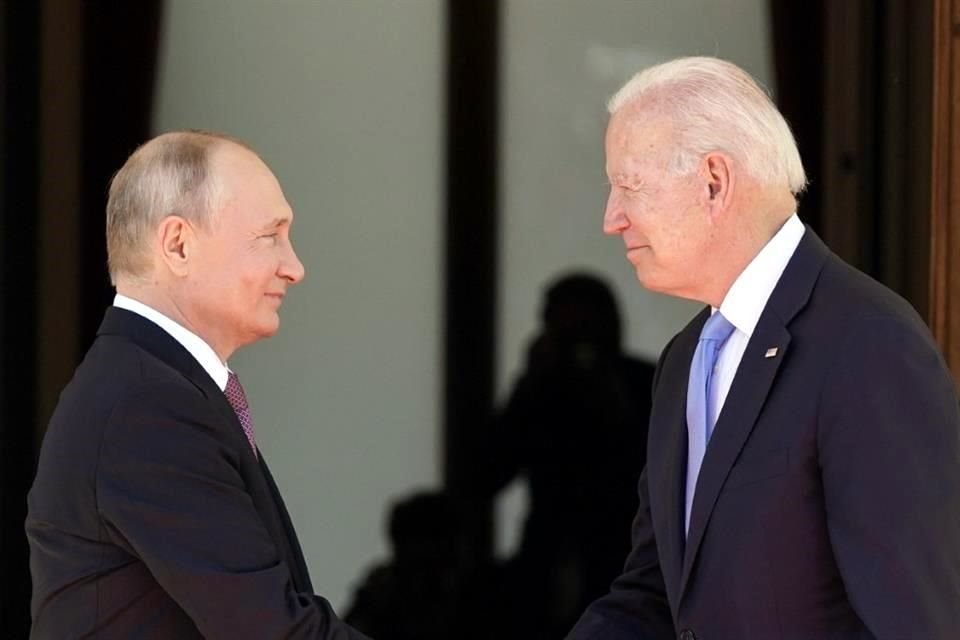 Los presidentes Vladimir Putin y Joe Biden en Suiza.