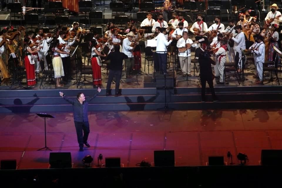 El tenor Javier Camarena entonó sones tradicionales, al compás de la marimba, la jarana, las arpas y los violines de una gran orquesta dirigida por Eduardo García Barrios.