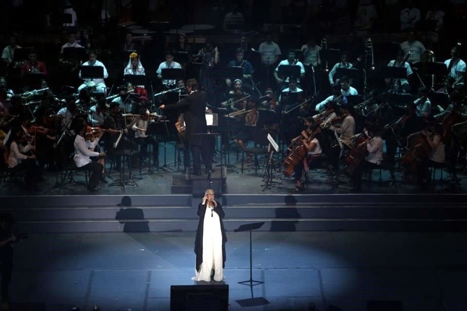 Eugenia León cantó 'La Maza', de Silvio Rodríguez, quien dirigió un mensaje a los jóvenes artistas a través de un video.