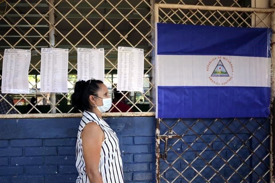 Una mujer espera para votar en las pasadas elecciones de Nicaragua.