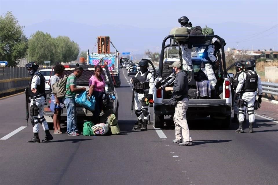 GN endureció sus operativos en la autopista México-Puebla para evitar que trailers o cualquier vehículo dé 'aventones' a migrantes.
