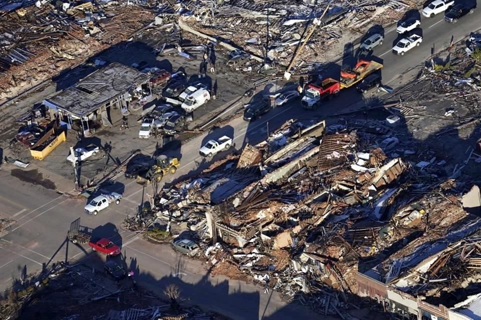 Vista aérea del daño que dejaron los tornados en el centro de Mayfield.