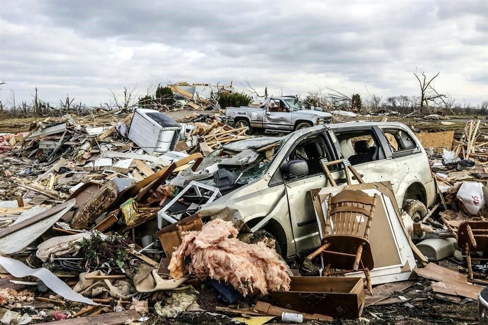 Pertenencias y vehículos destruidos en Bremen, Kentucky, luego del paso de un tornado.