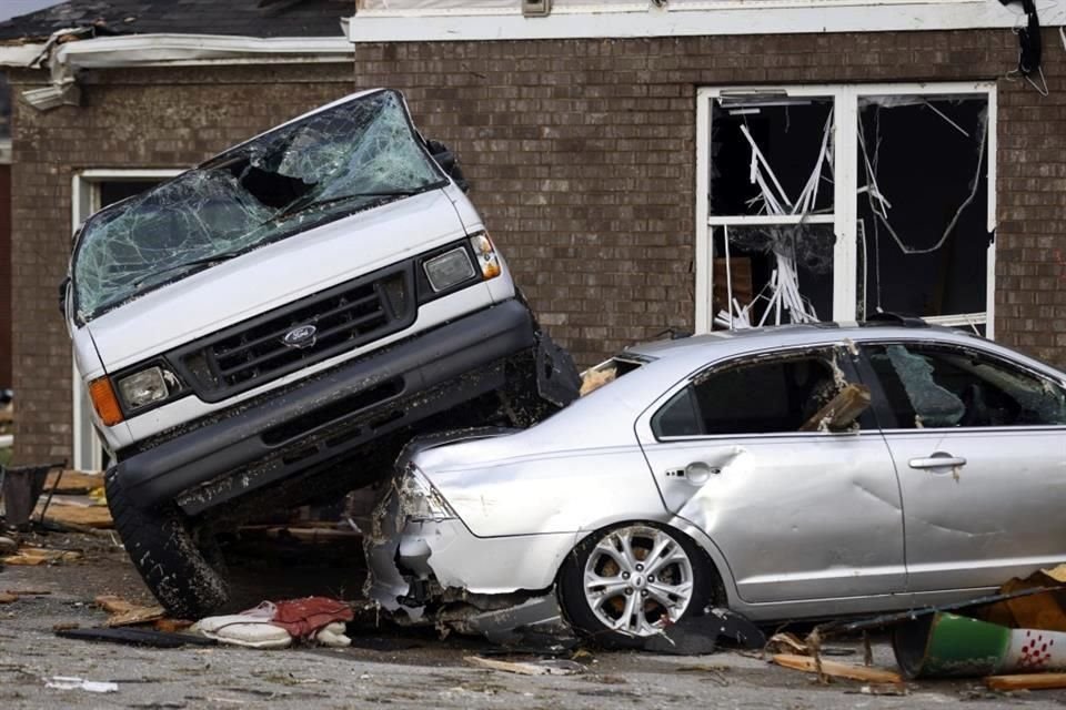 Los tornados arrojaron autos sobre otros en Bowling Green, Kentucky.