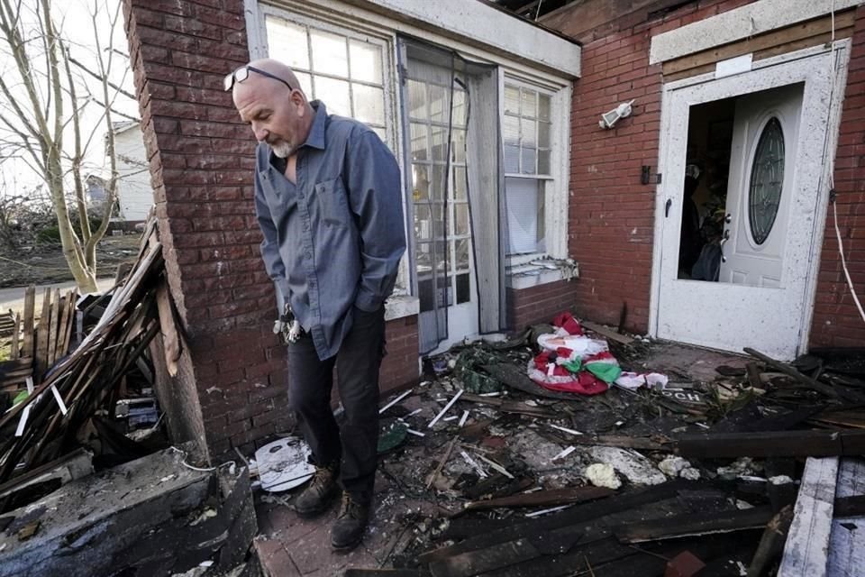 Timothy McDill revisa los daños en su casa en Mayfield.