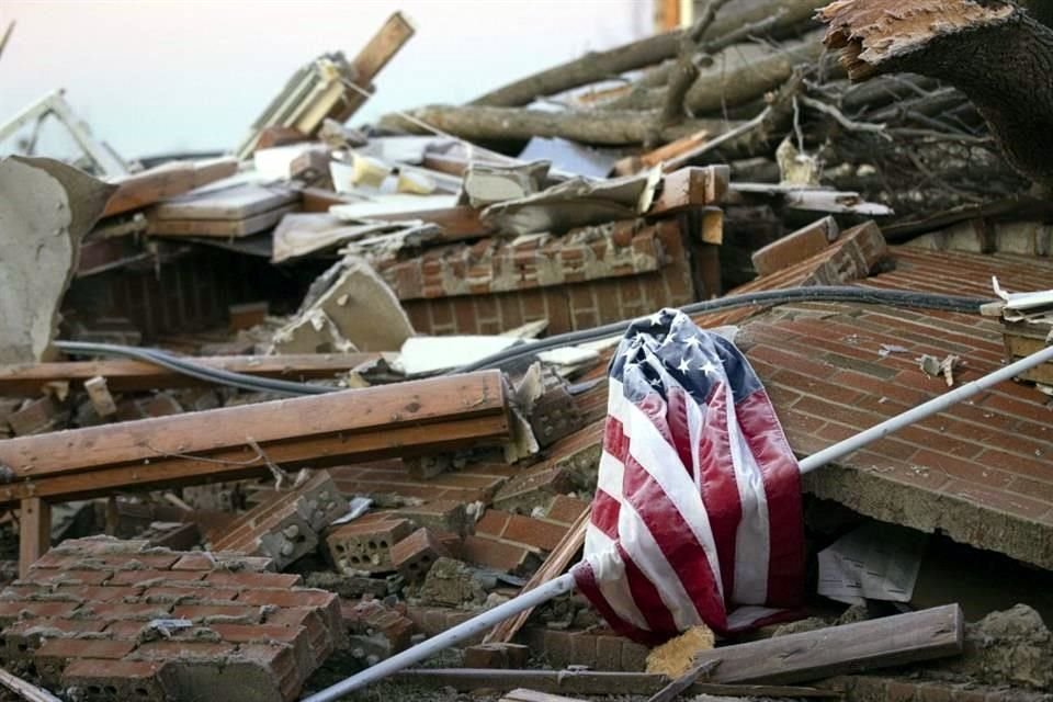 Una bandera de EU entre los escombros, en Dawson Springs, Kentucky.