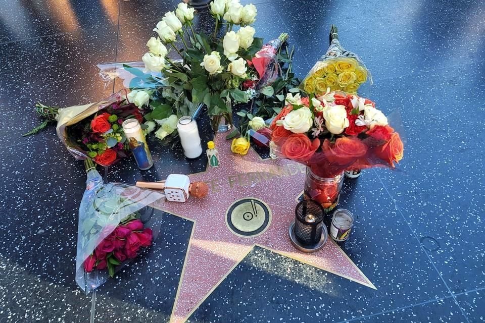 En la estrella de Vicente Fernández, en el Paseo de la Fama de Hollywood, fueron dejadas flores, veladoras y otros objetos como ofrendas tras su partida.