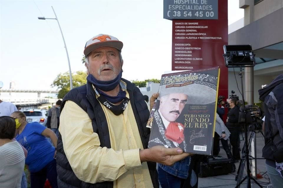 Los fans del 'Charro de Huentitán' llegaron a fuera del nosocomio, con fotografías, libros y recuerdos del cantante, luego de enterarse de la muerte de Vicente Fernández.