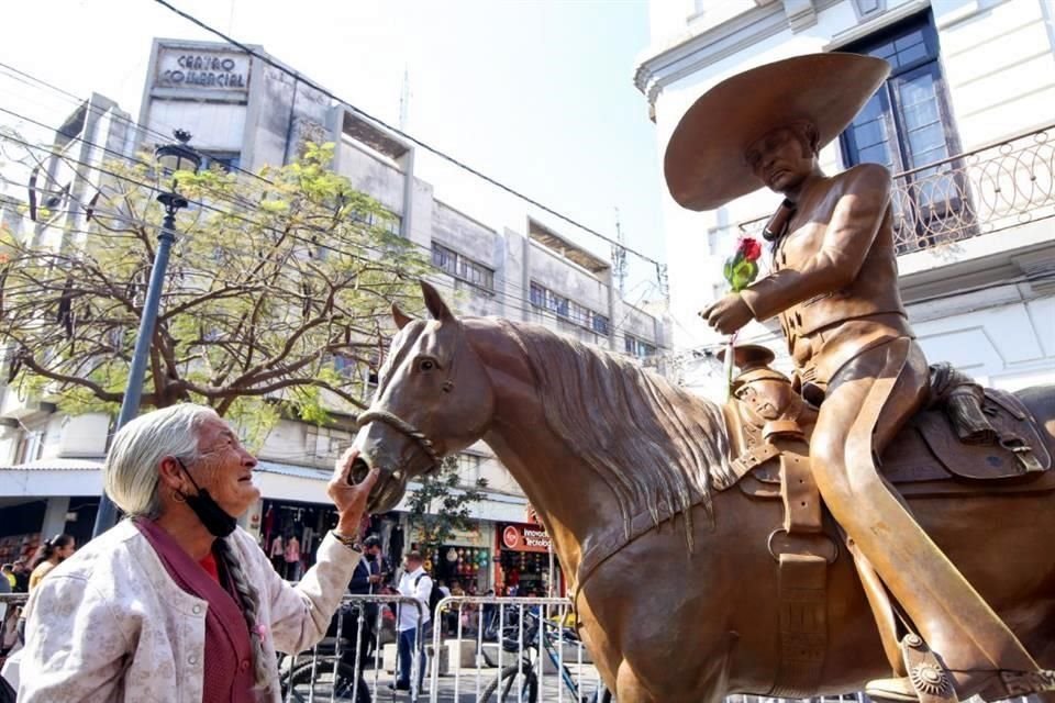 Mientras tanto, en la Plaza de los Mariachis, fans como Sofa Orozco, de 81 aos, visitaron la escultura de Vicente Fernndez y lloraron su partida. 