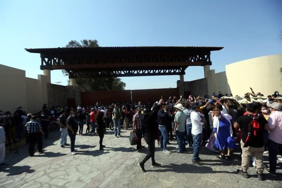 Horas más tarde, cientos de personas arribaron al rancho Los 3 Potrillos, a donde llegarían los restos del ídolo musical.<br>