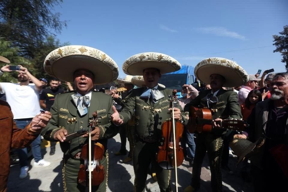 Con traje de charros, instrumentos y todo el sentimiento, mariachis acudieron a despedir con su música al 'Charro de Huentitán'.